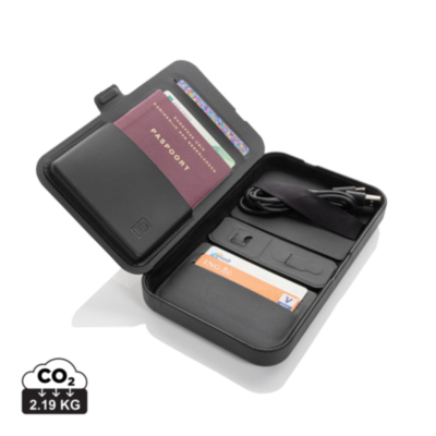 Estuche viaje reciclado RCS Swiss Peak con cargador 3 en 1